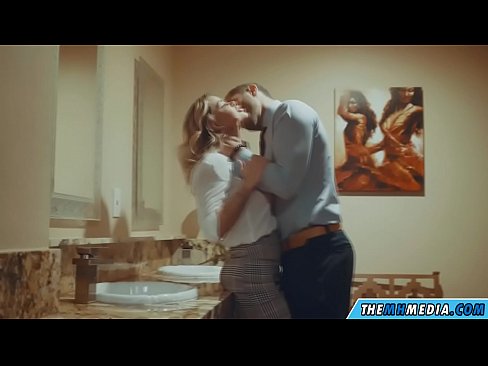 ❤️ כשבלונדינית חזה מפתה אותך בשירותים ציבוריים פורנו תוצרת בית ב-iw.assistirhentai.ru ❌❤